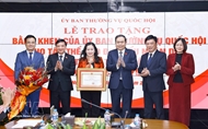 N.A. Chairman presents certificates of merit to "Dai bieu Nhan dan" Newspaper